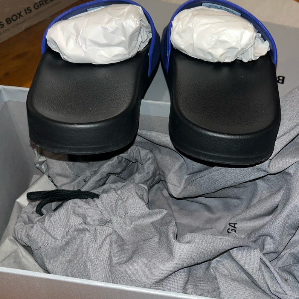 Balenciaga
Rubber Graphic Print Slides - Picture 6 of 7